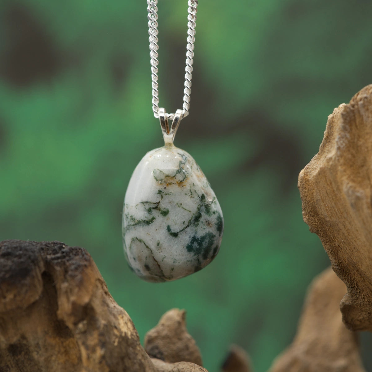 Grün-weißer Baumachat-Anhänger – naturverbundener Heilstein für Ruhe und inneres Gleichgewicht.