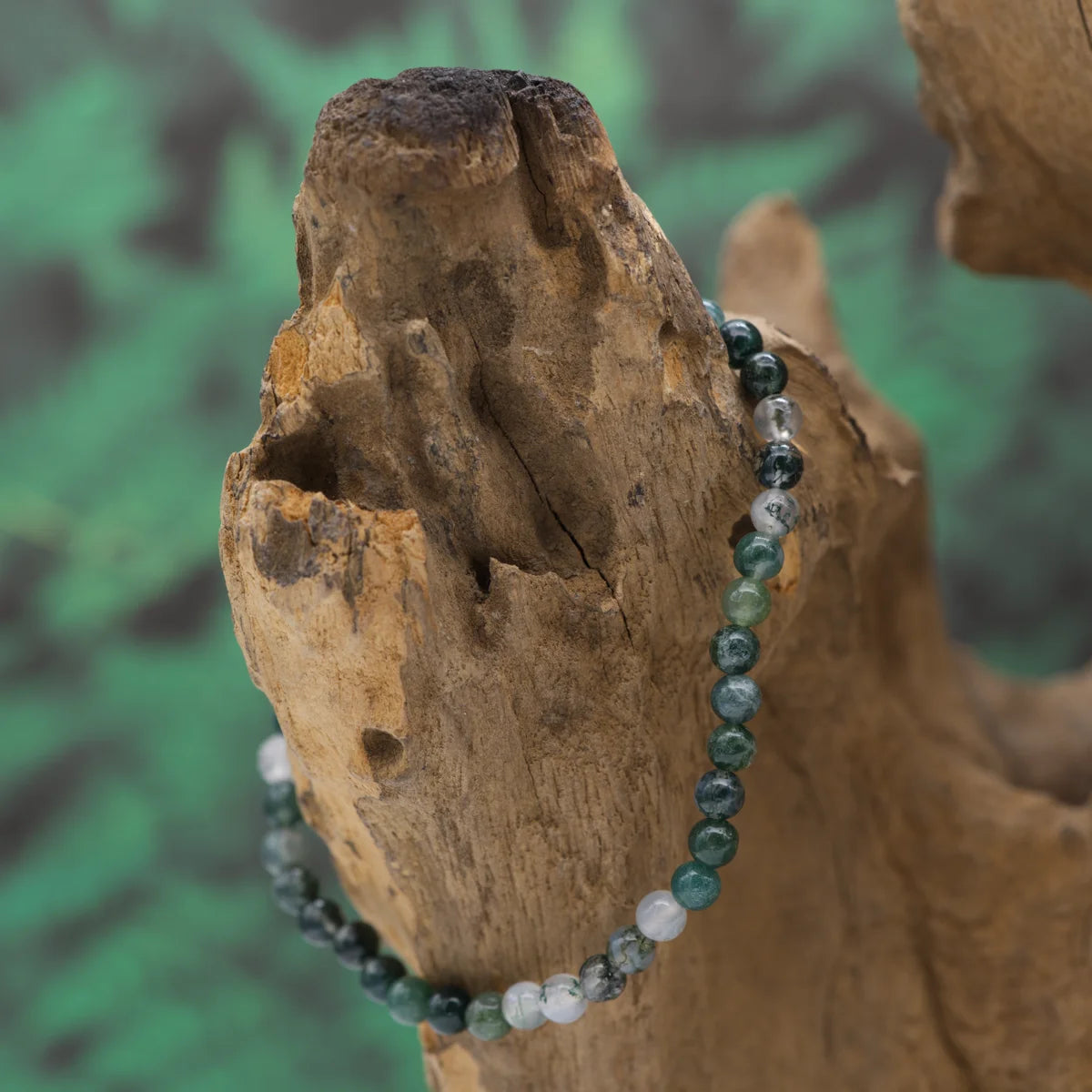 Edelstein-Armband aus 4 mm Moosachat – verbindet mit der Natur und beruhigt.