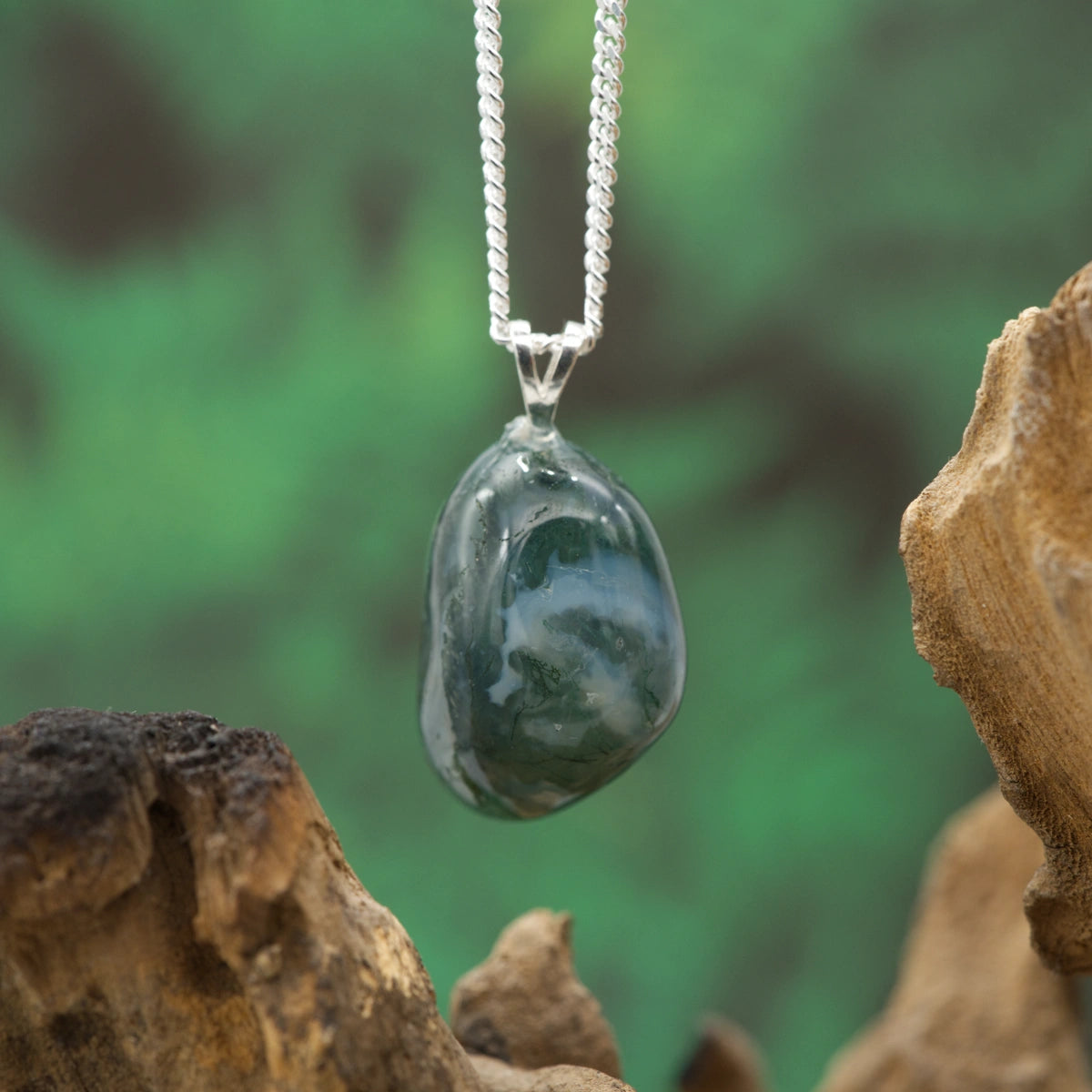 Grüner Moosachat-Anhänger mit feinen Einschlüssen – stärkt Naturverbundenheit und Regeneration.