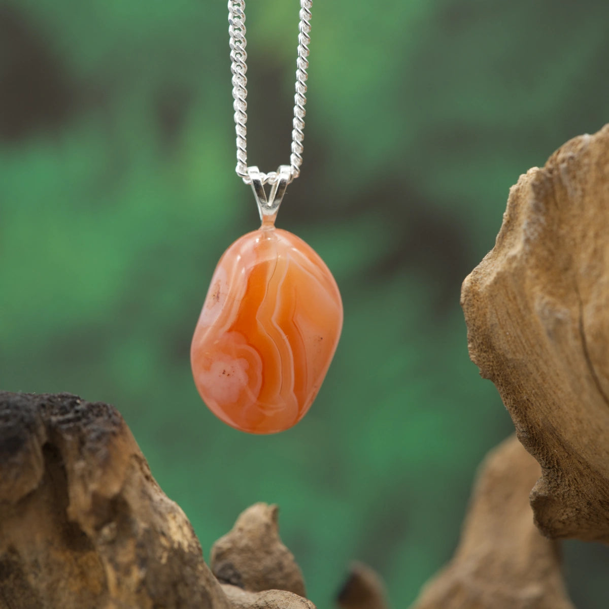 Warmer orangefarbener Edelstein-Anhänger aus Aprikosenachat – steht für Lebensfreude und Energie.