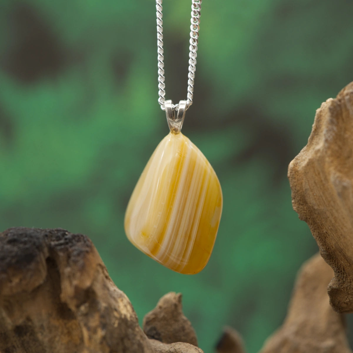 Goldbrauner Achat mit warmen Tönen – steht für Sicherheit und innere Balance.