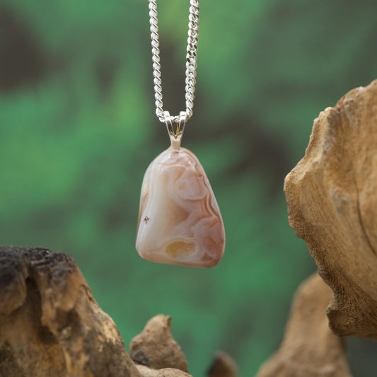 Zart grau-rosafarbener Achat – beruhigender Stein für Herzensenergie und Harmonie.