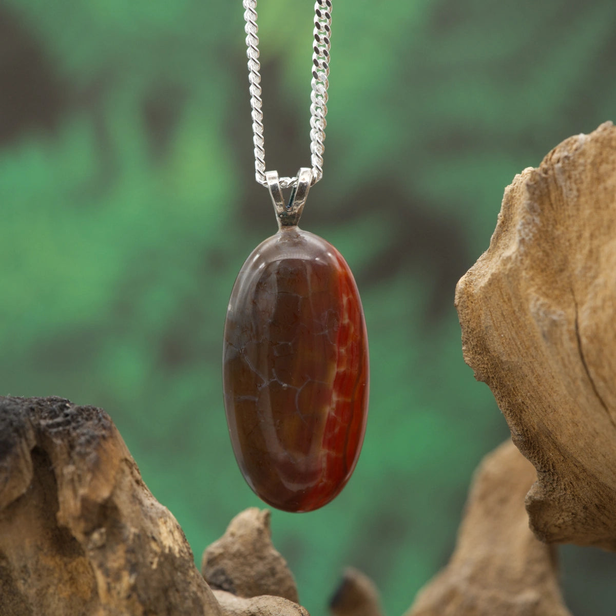 Schimmernder Schlangenhautachat – einzigartiger Edelstein für Schutz und Selbstvertrauen.