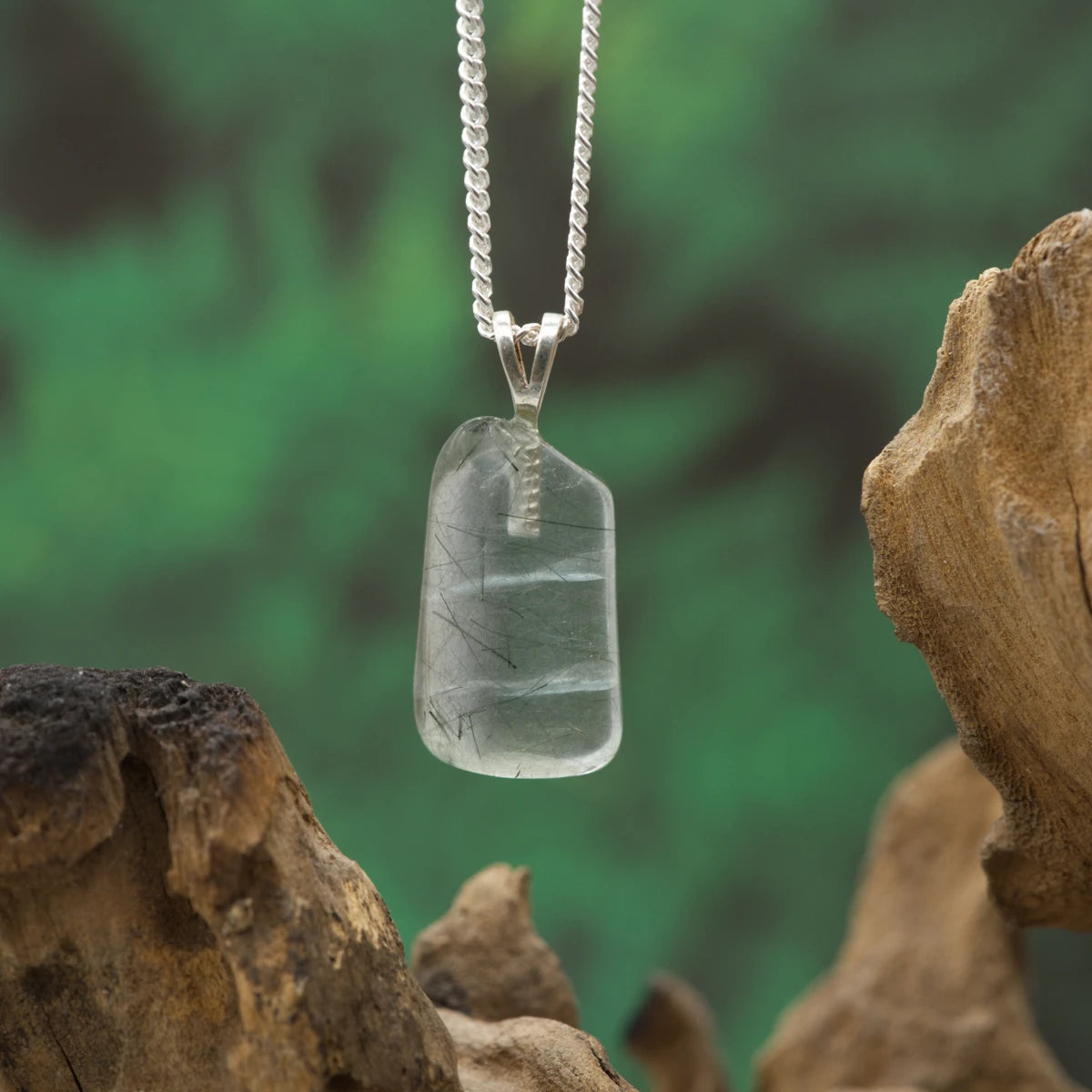 Grünlich schimmernder Aktinolithquarz-Anhänger – fördert Harmonie, Selbstheilung und Gelassenheit.