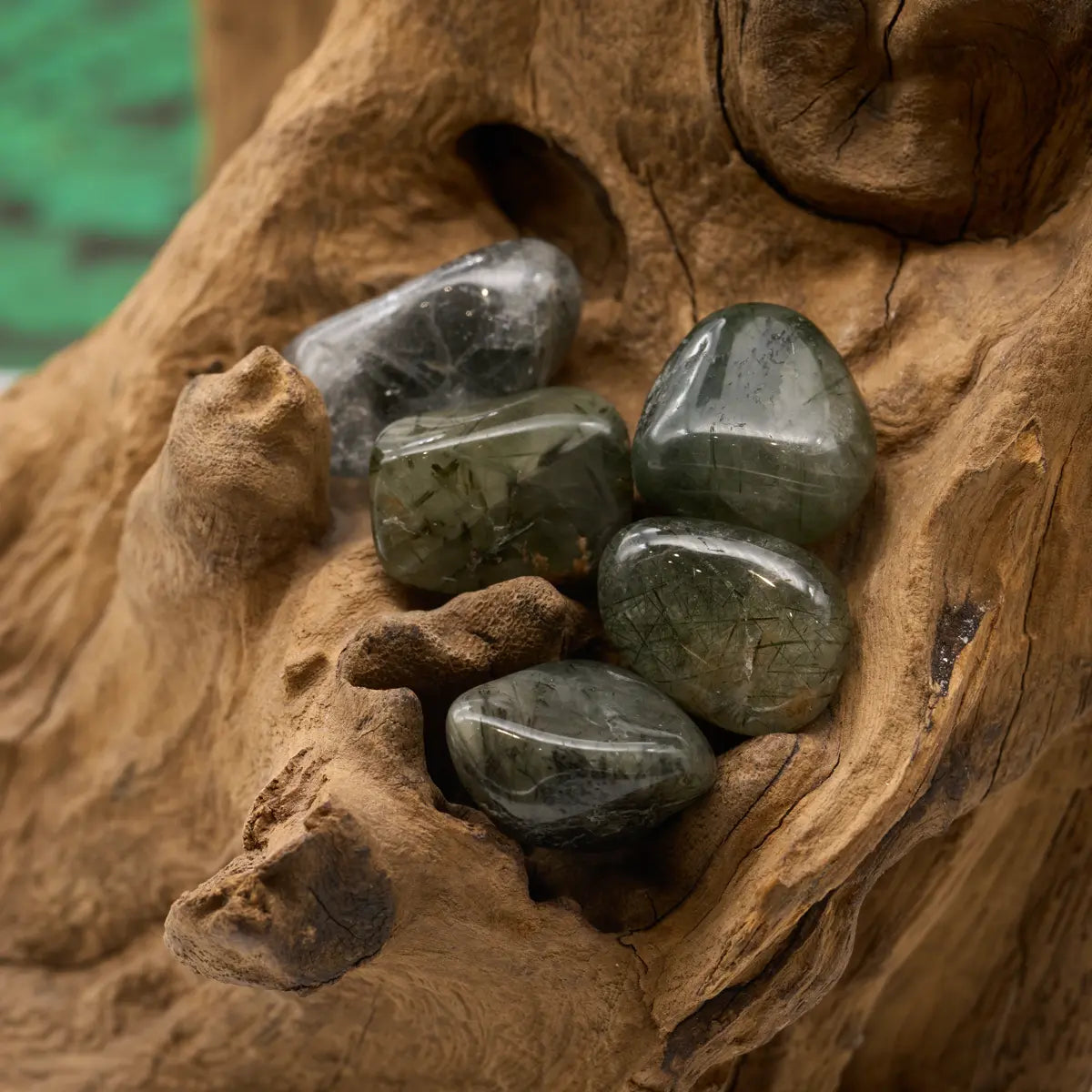 Grüner Quarz mit Aktinolith – stärkt Schutz und Heilung.