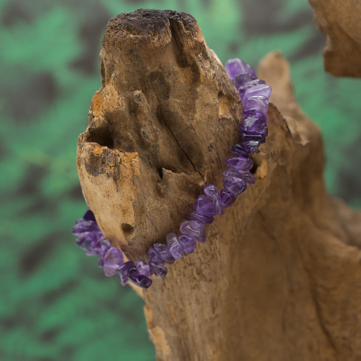 Splitterarmband aus violettem Amethyst – stärkt Intuition und innere Ruhe.