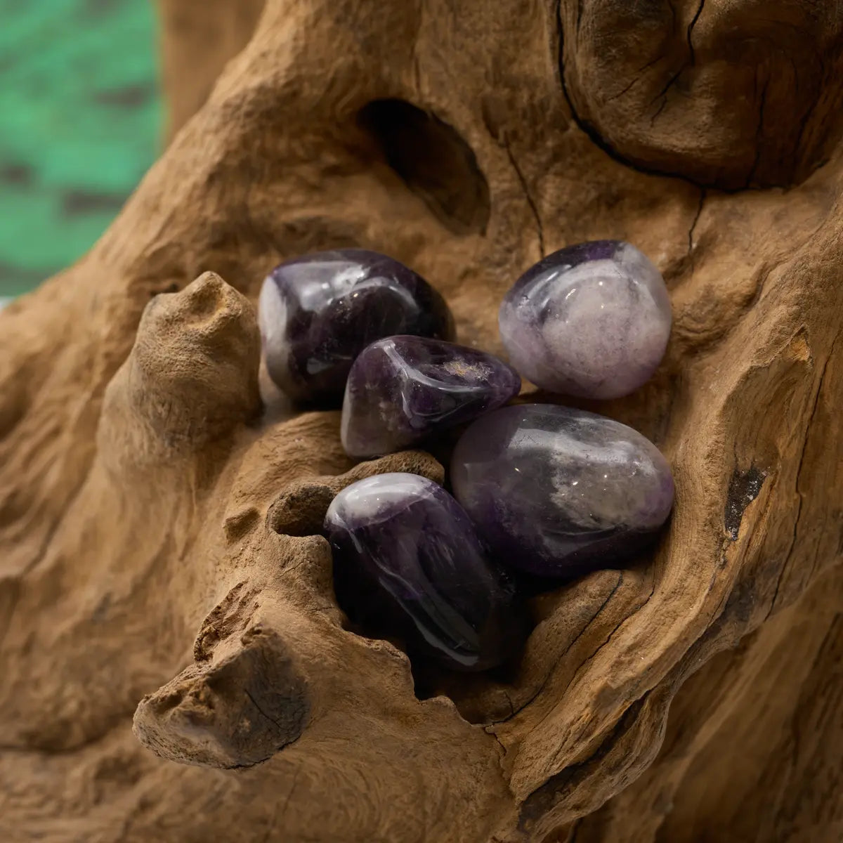 Gebänderter Amethyst-Trommelstein – verbindet Erkenntnis und Ruhe.