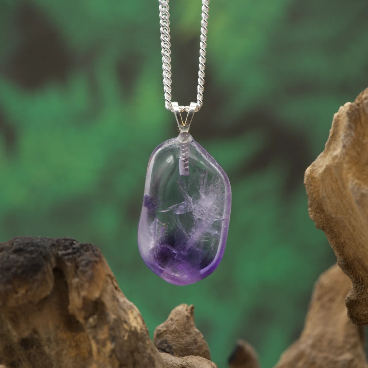 Violetter Amethyst-Anhänger in B-Qualität – unterstützt Entspannung, Meditation und Klarheit.