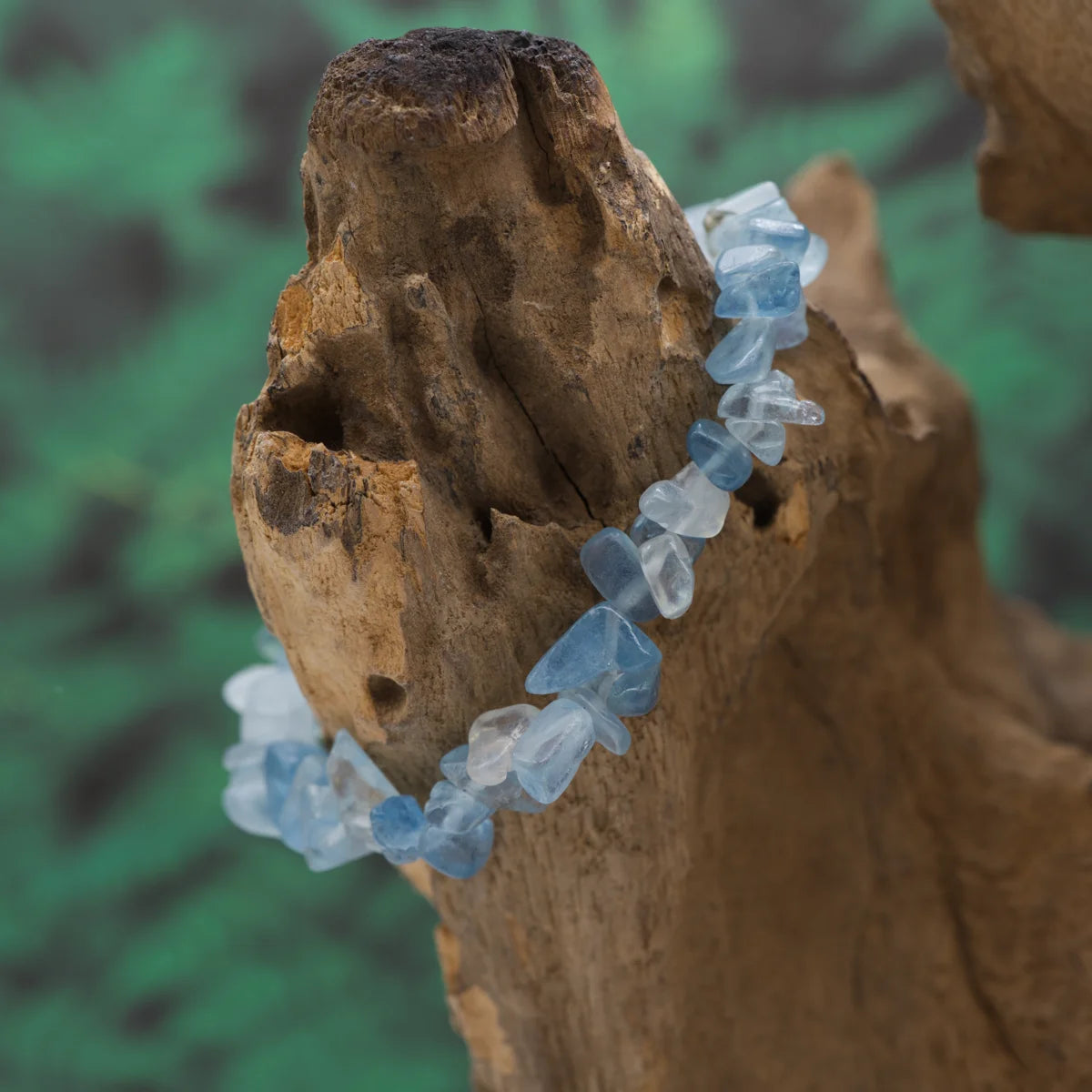 Splitterarmband aus zartblauem Aquamarin – wirkt beruhigend und reinigend.