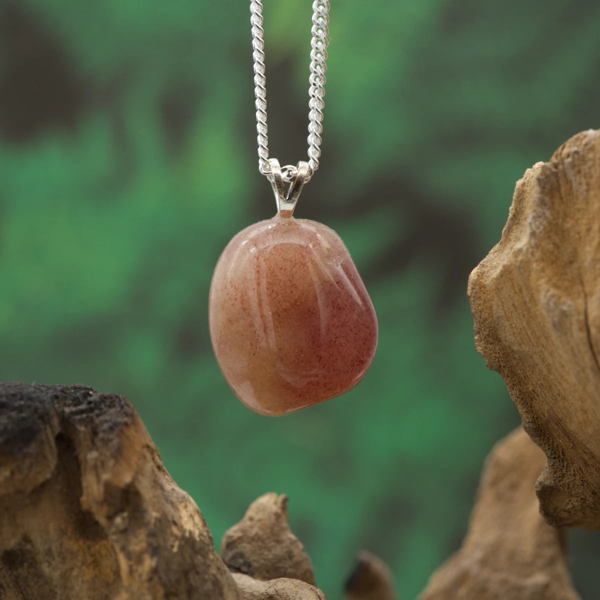 Rötlich-violetter Aventurin-Anhänger – unterstützt Selbstvertrauen, Leidenschaft und innere Stärke.