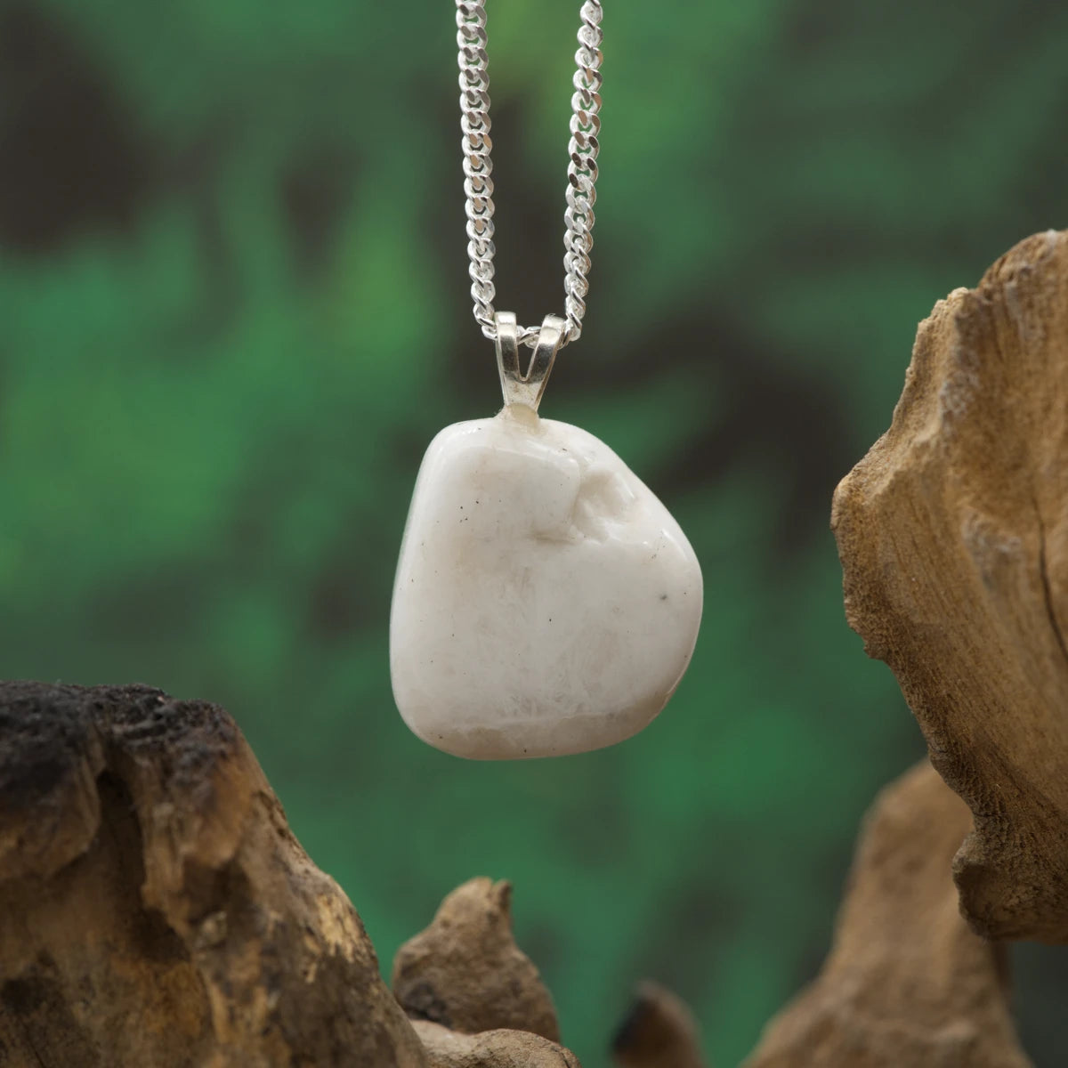 Weißer Baryt-Anhänger – fördert Bewusstheit, Achtsamkeit und energetische Reinigung.