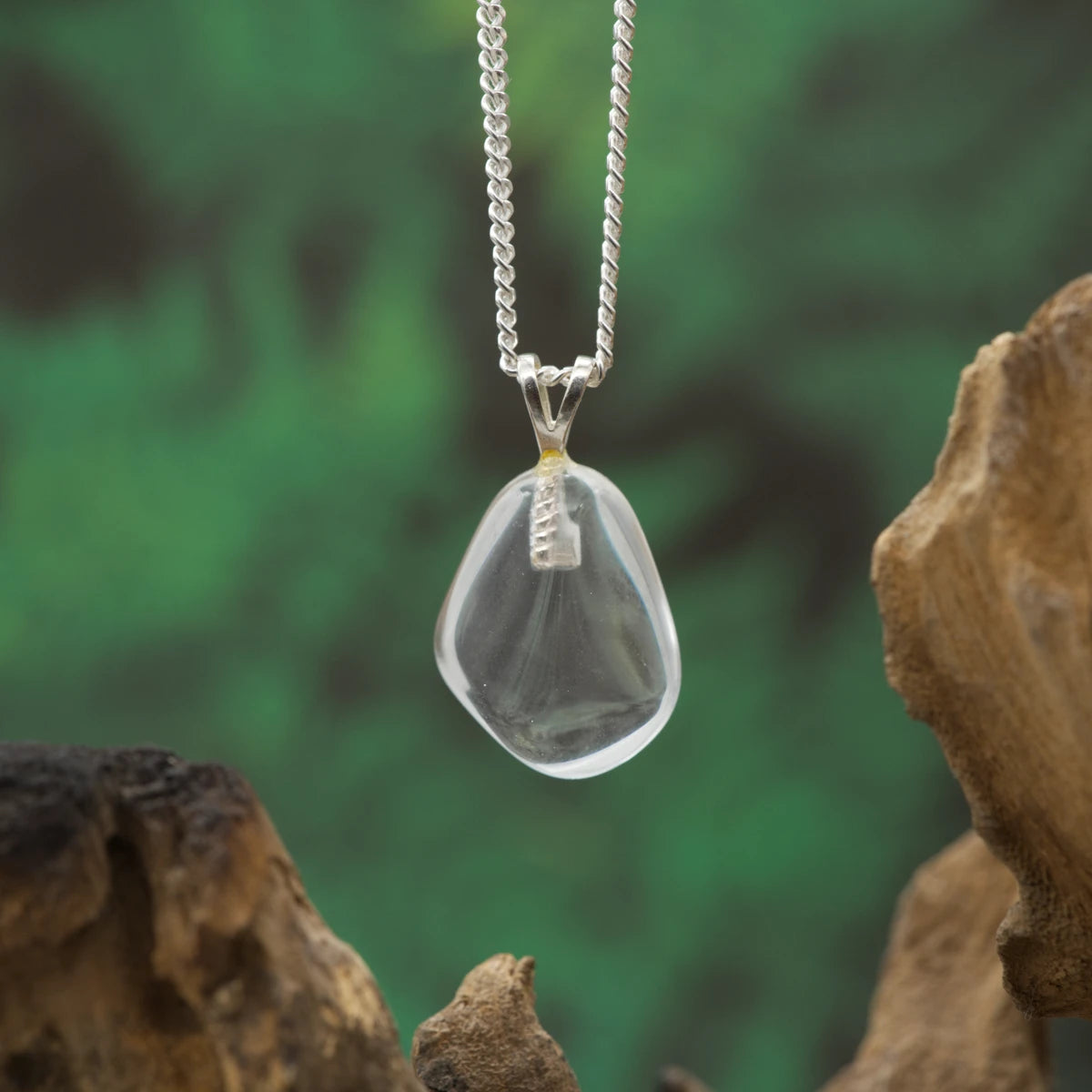 Feiner Bergkristall-Anhänger in Mini-Größe mit Silber Öse – reiner Edelstein für Fokus und energetische Reinigung.