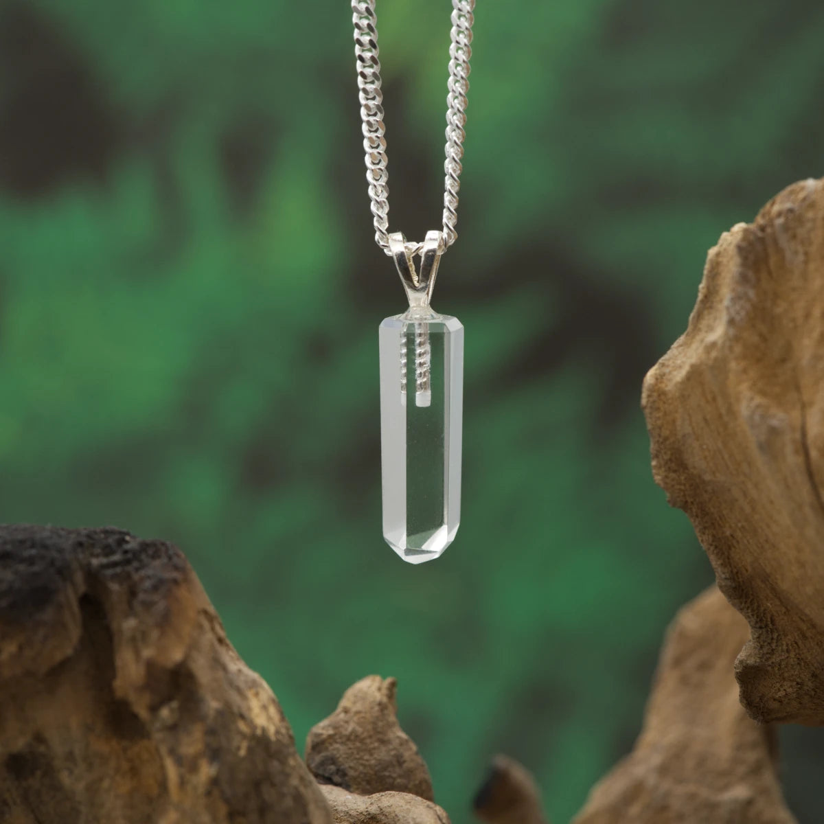 Feiner Bergkristall-Spitzenanhänger – ideal für Fokus, Energiefluss und Meditation.