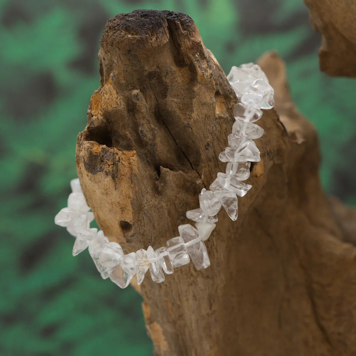 Splitterarmband aus transparentem Bergkristall – steht für Reinheit und Klarheit.