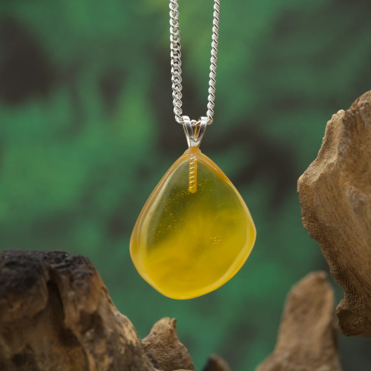 Warmer heller Bernstein-Anhänger in Tropfenform – schenkt Lebensfreude und Schutzenergie.