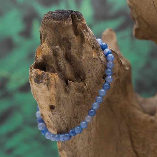 Edelstein-Armband aus 4 mm Blauquarz – beruhigt Gedanken und stärkt innere Ruhe.