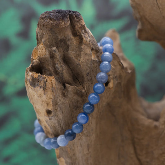 Edelstein-Armband aus 6 mm Blauquarz – beruhigt und ordnet Gedanken.