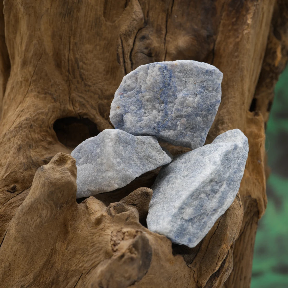 Natürlicher Blauquarz-Rohstein – beruhigt Geist und klärt Kommunikation.