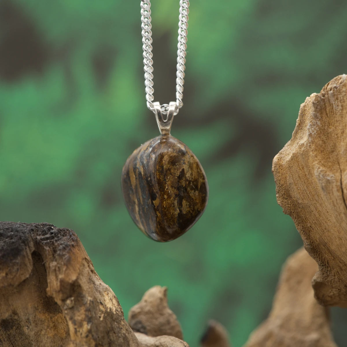 Bronzit-Anhänger mit warmem Glanz – Stein für Schutz, Ausgeglichenheit und Ruhe.
