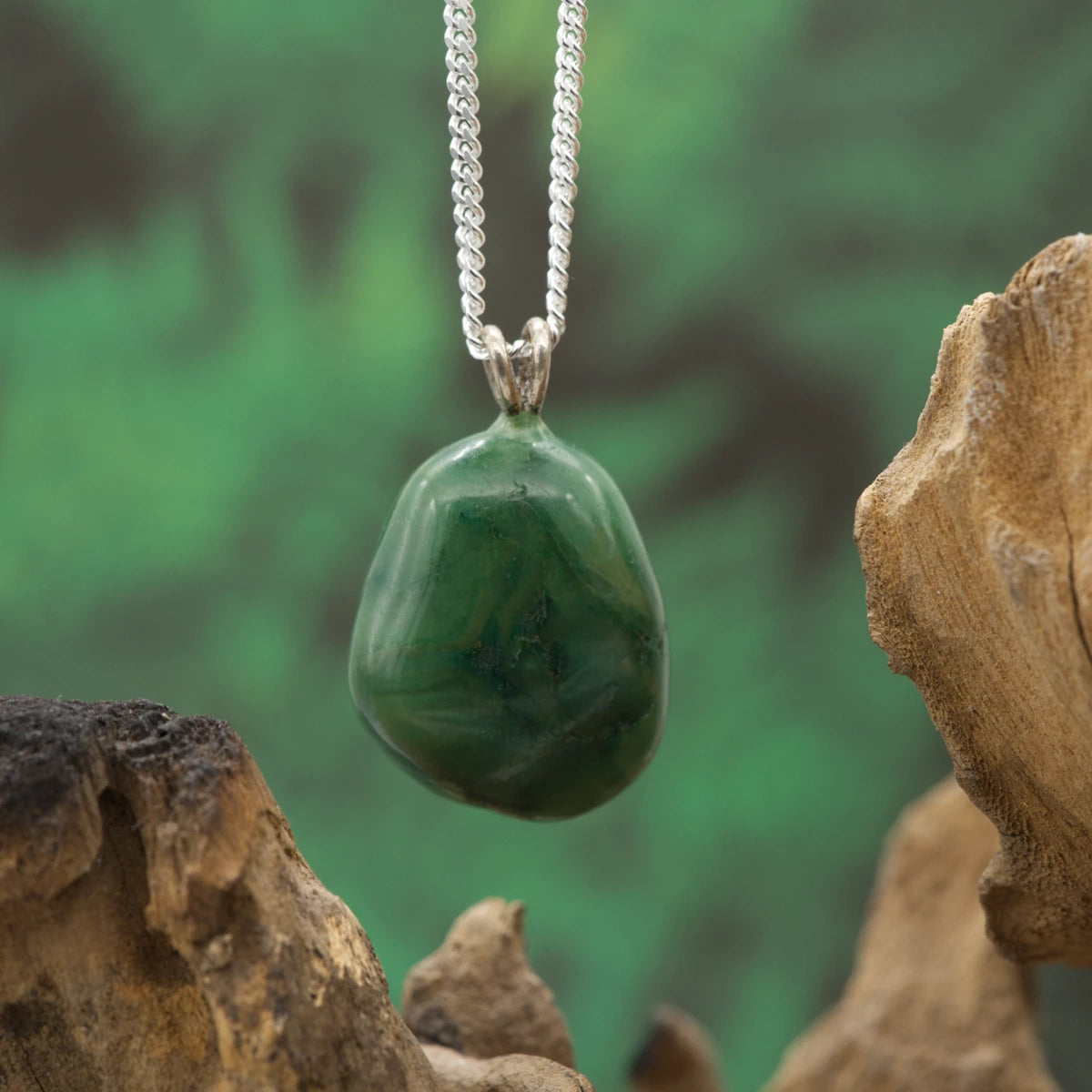 Grünschiefer-Budstone-Anhänger – kräftigender Stein für Regeneration und innere Balance.