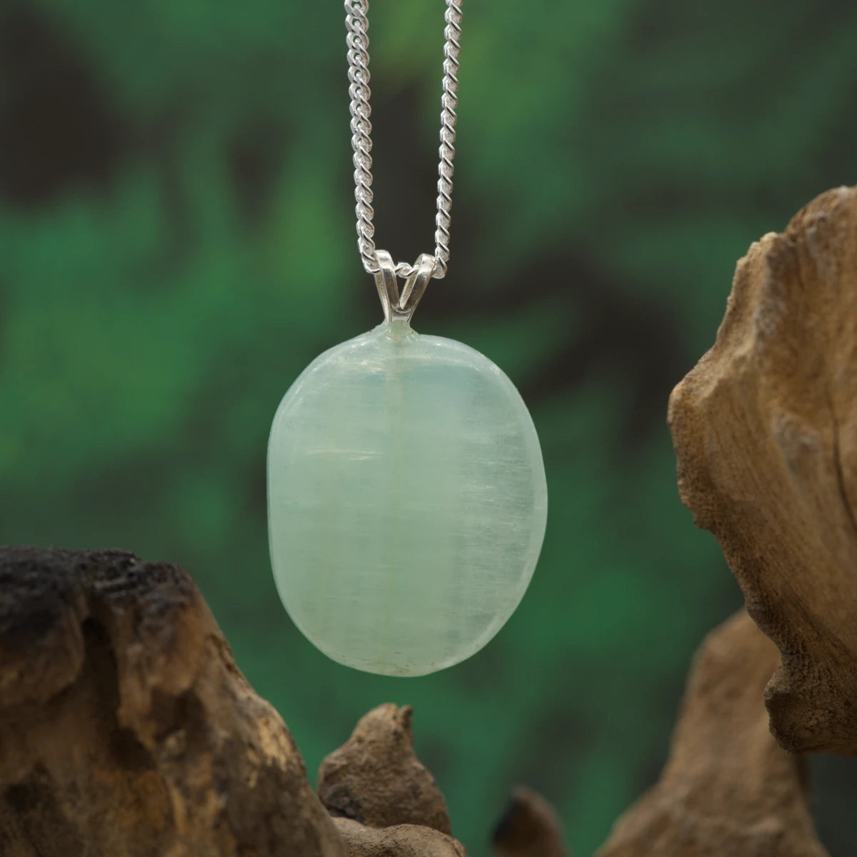 Grüner Calcit-Anhänger – beruhigender Edelstein für emotionale Heilung und Harmonie.