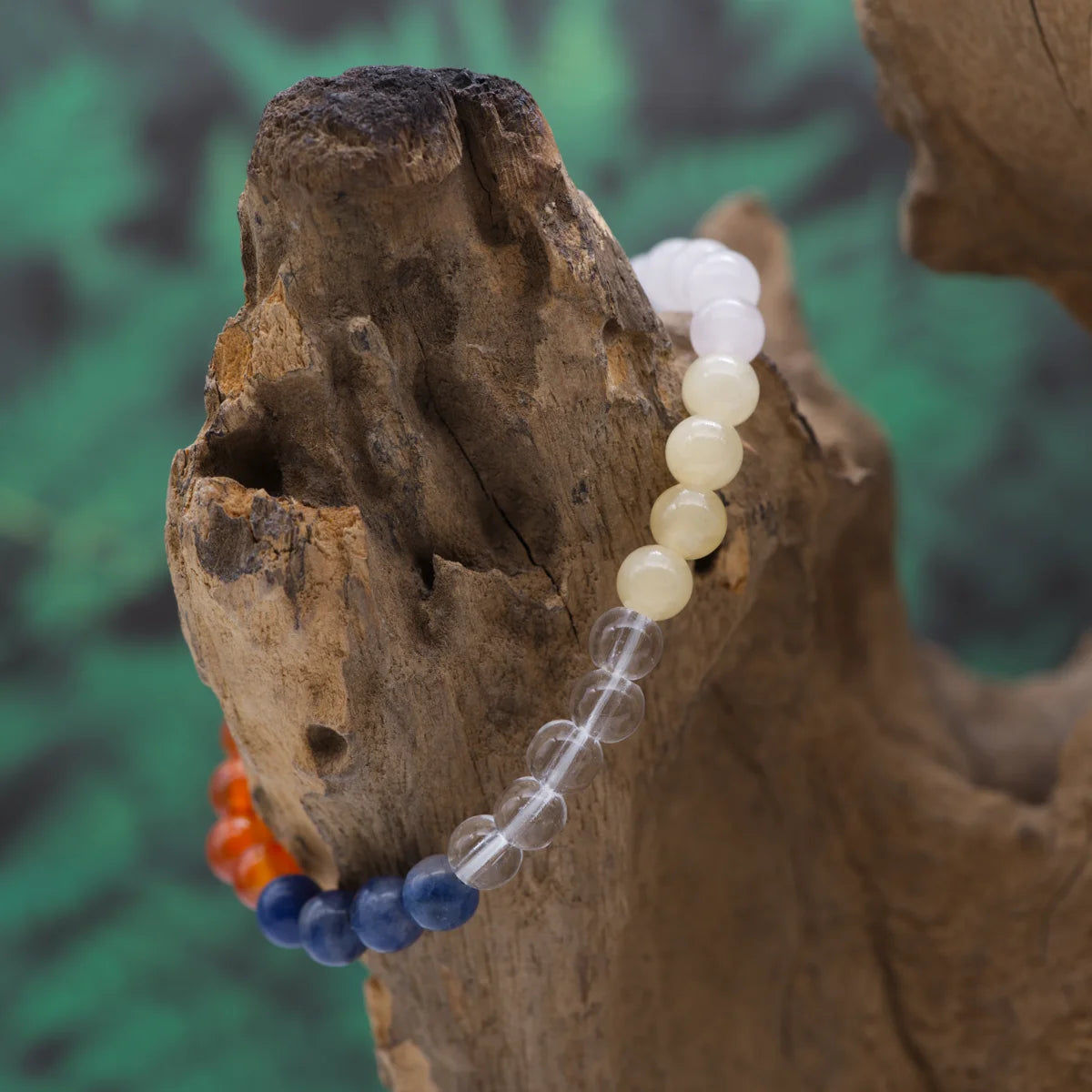 Edelstein-Armband aus 6 mm Chakra-Steinen – harmonisiert die Energiezentren.