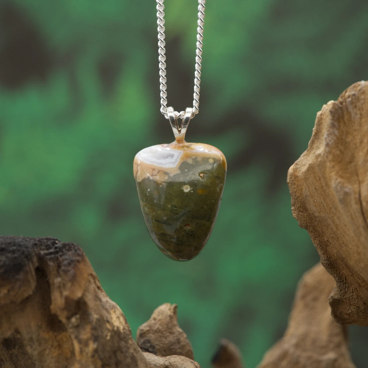 Wellenartig gemusterter Ozeanchalcedon-Anhänger – beruhigt Emotionen und harmonisiert.