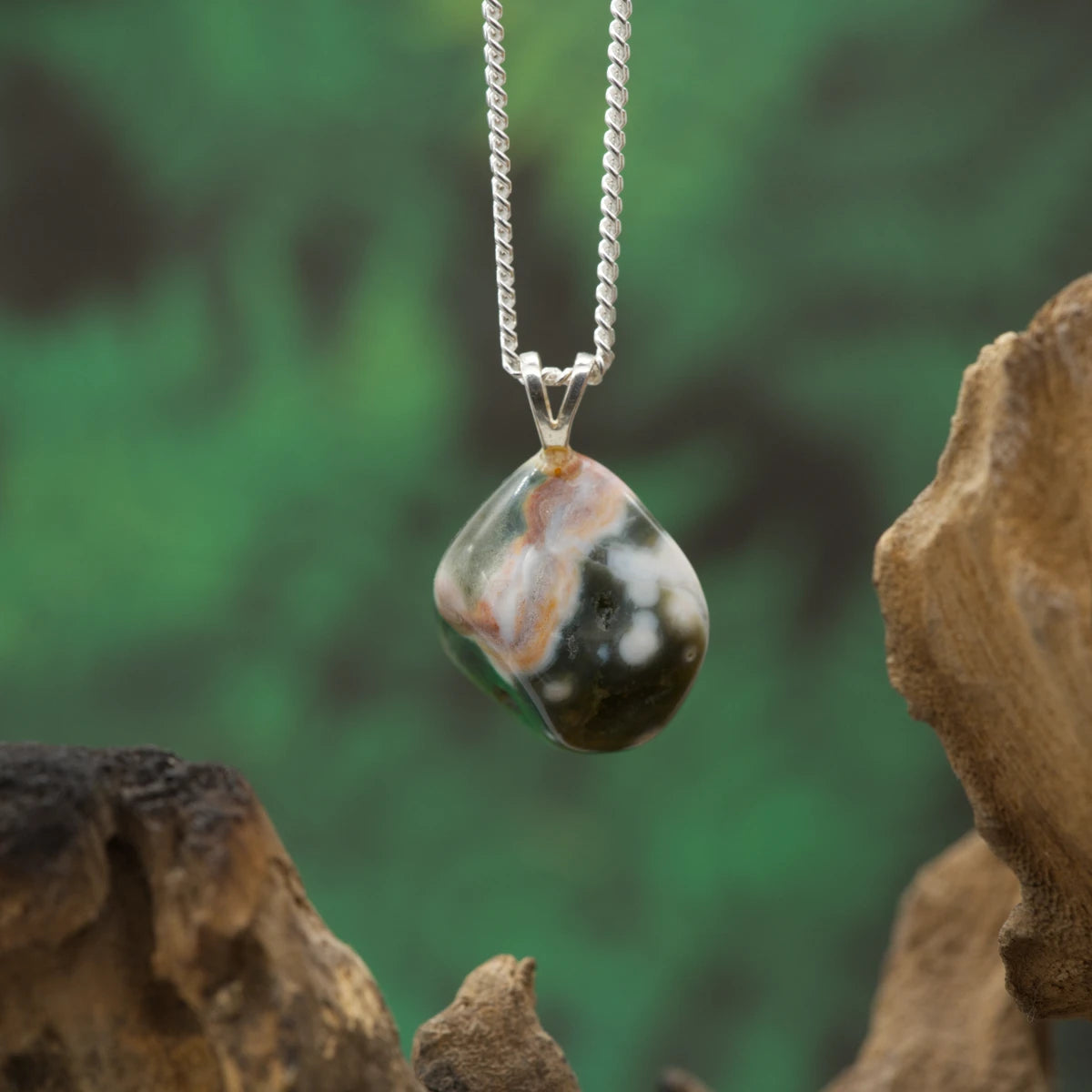 Kleiner Ozeanchalcedon-Anhänger mit Silber Öse – sanfter Stein für innere Balance und Vertrauen.