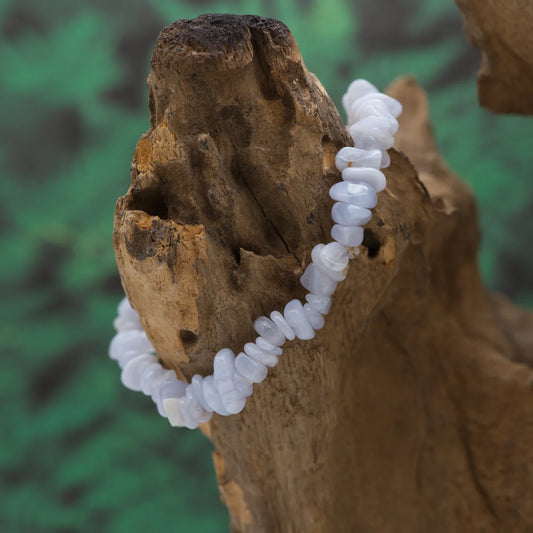 Splitterarmband aus hellblauem Chalcedon – beruhigt Geist und stärkt Kommunikation.