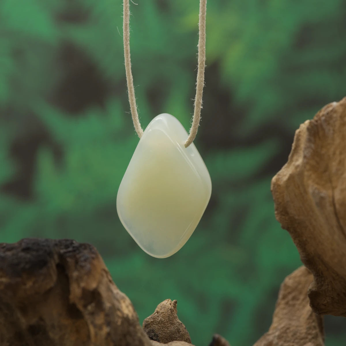 Lindgrüner Chalcedon – Erneuerung, Heilung und Gelassenheit.