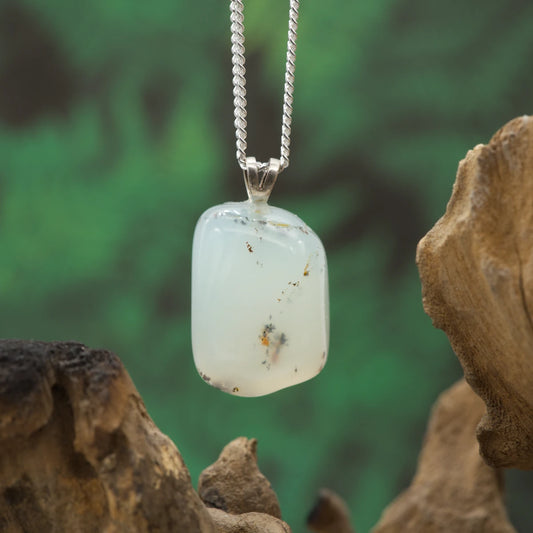 Lindgrüner Chalcedon-Anhänger – fördert Gelassenheit, Heilung und innere Harmonie.