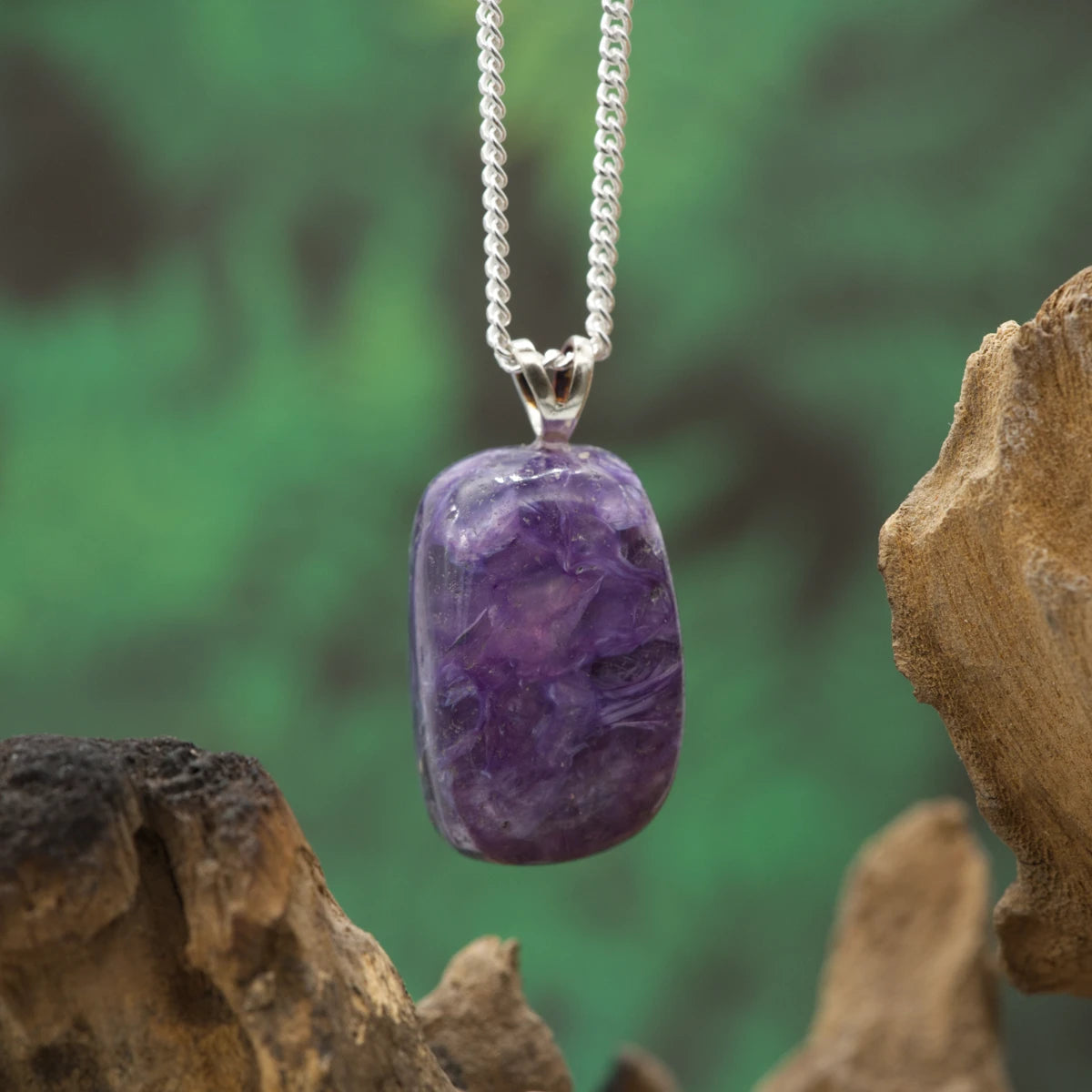 Violett gemaserter Charoit-Anhänger – Stein der Transformation und spirituellen Kraft.