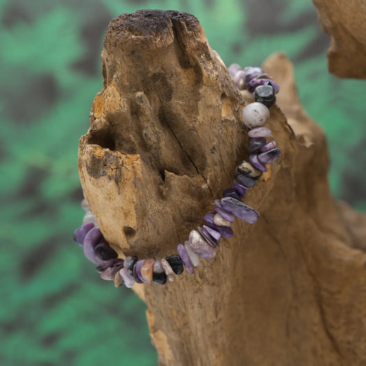 Splitterarmband aus violettem Charoit – unterstützt Transformation und Selbstakzeptanz.