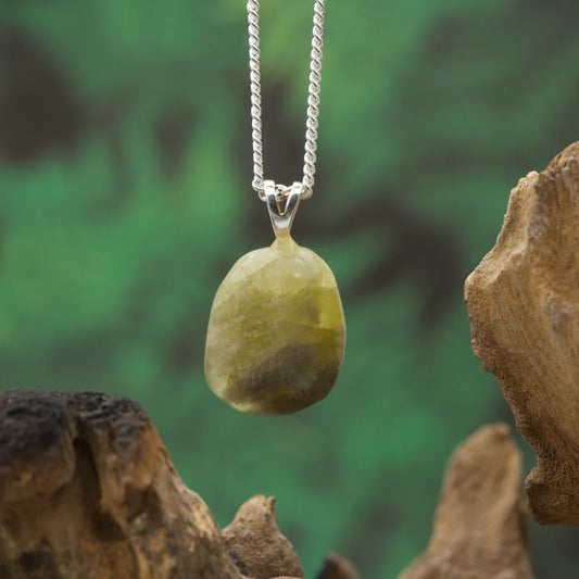 Selten leuchtender Chrysoberyll-Anhänger – stärkt Mut, Konzentration und geistige Klarheit.