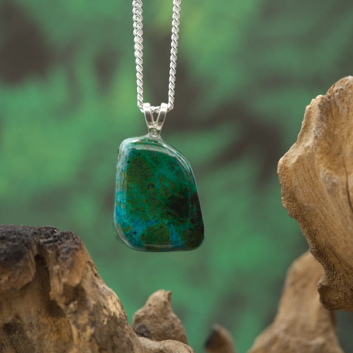 Türkisgrüner Chrysokoll-Anhänger – Heilstein für Kommunikation, Ruhe und Harmonie.
