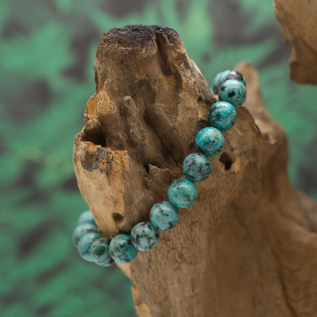 Edelstein-Armband aus 8 mm Chrysokoll-Diorit – verbindet Stärke mit Gelassenheit.