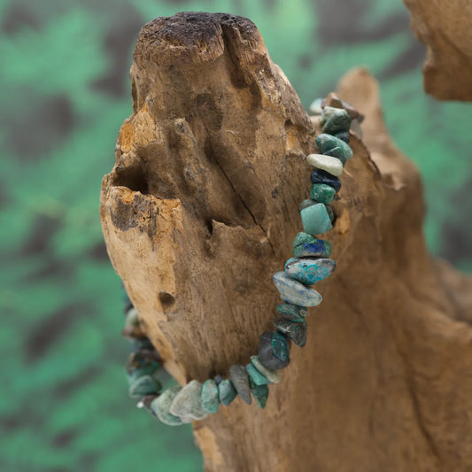 Splitterarmband aus türkisgrünem Chrysokoll – fördert Harmonie und emotionale Heilung.