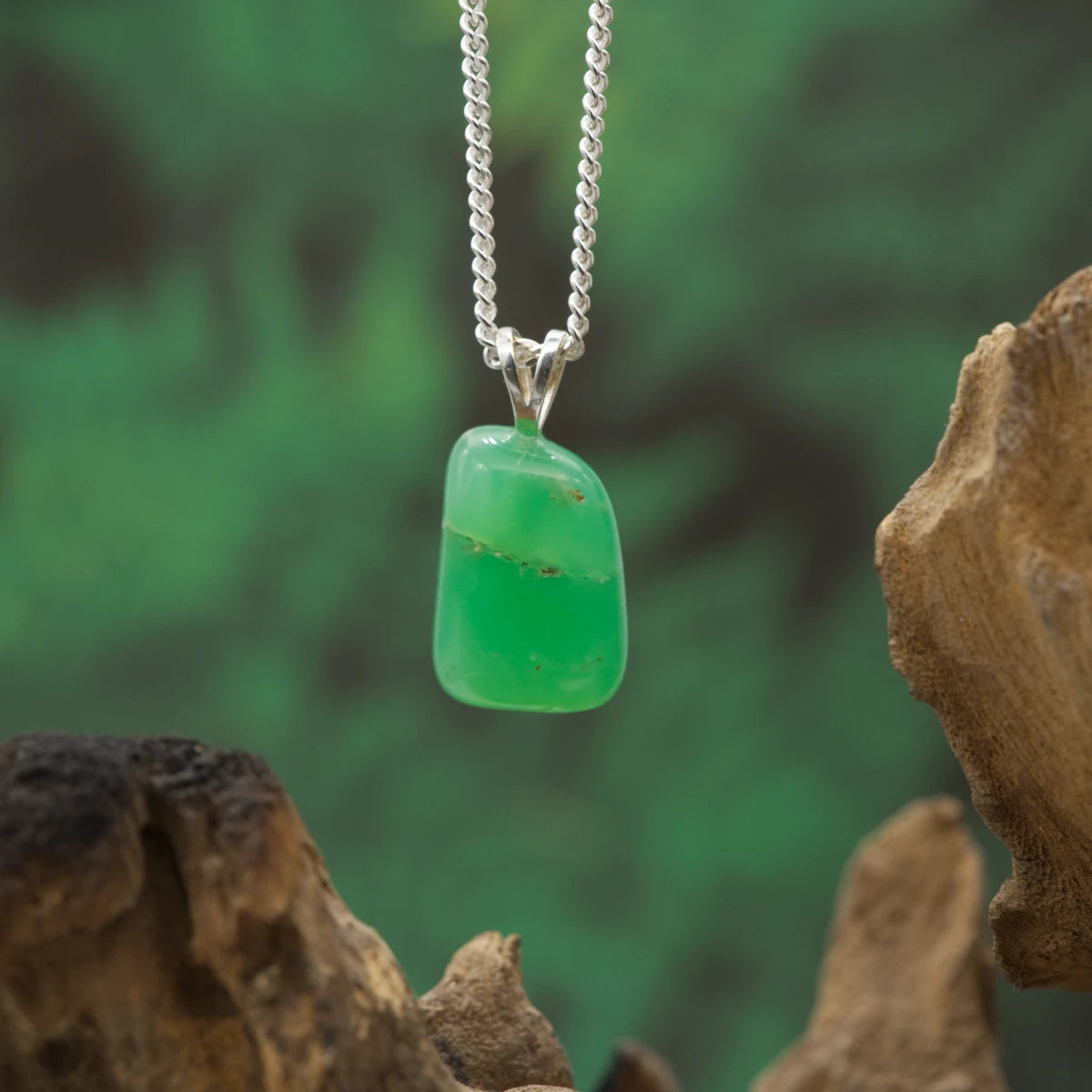 Apfelgrüner Chrysopras-Anhänger – Herzstein für Vertrauen, Liebe und seelische Erneuerung.