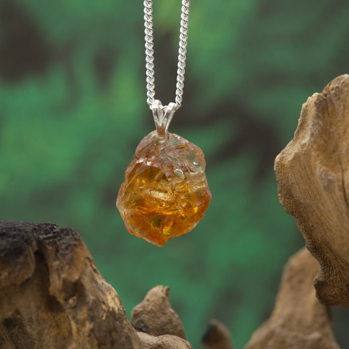 Roh belassener Citrin-Anhänger – reine Sonnenenergie für Vitalität und Selbstvertrauen.