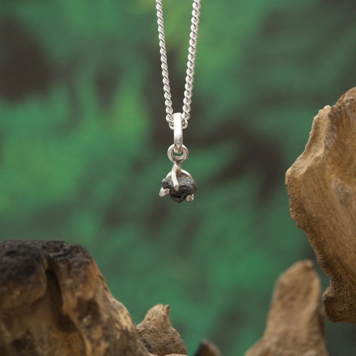 Naturbelassener Diamant-Anhänger – Symbol für Reinheit, Stärke und Klarheit.