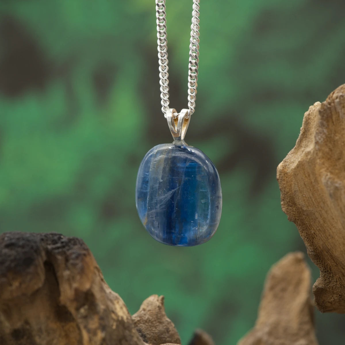 Blauer Kyanit-Anhänger – fördert Kommunikation, Achtsamkeit und spirituelle Ausrichtung.