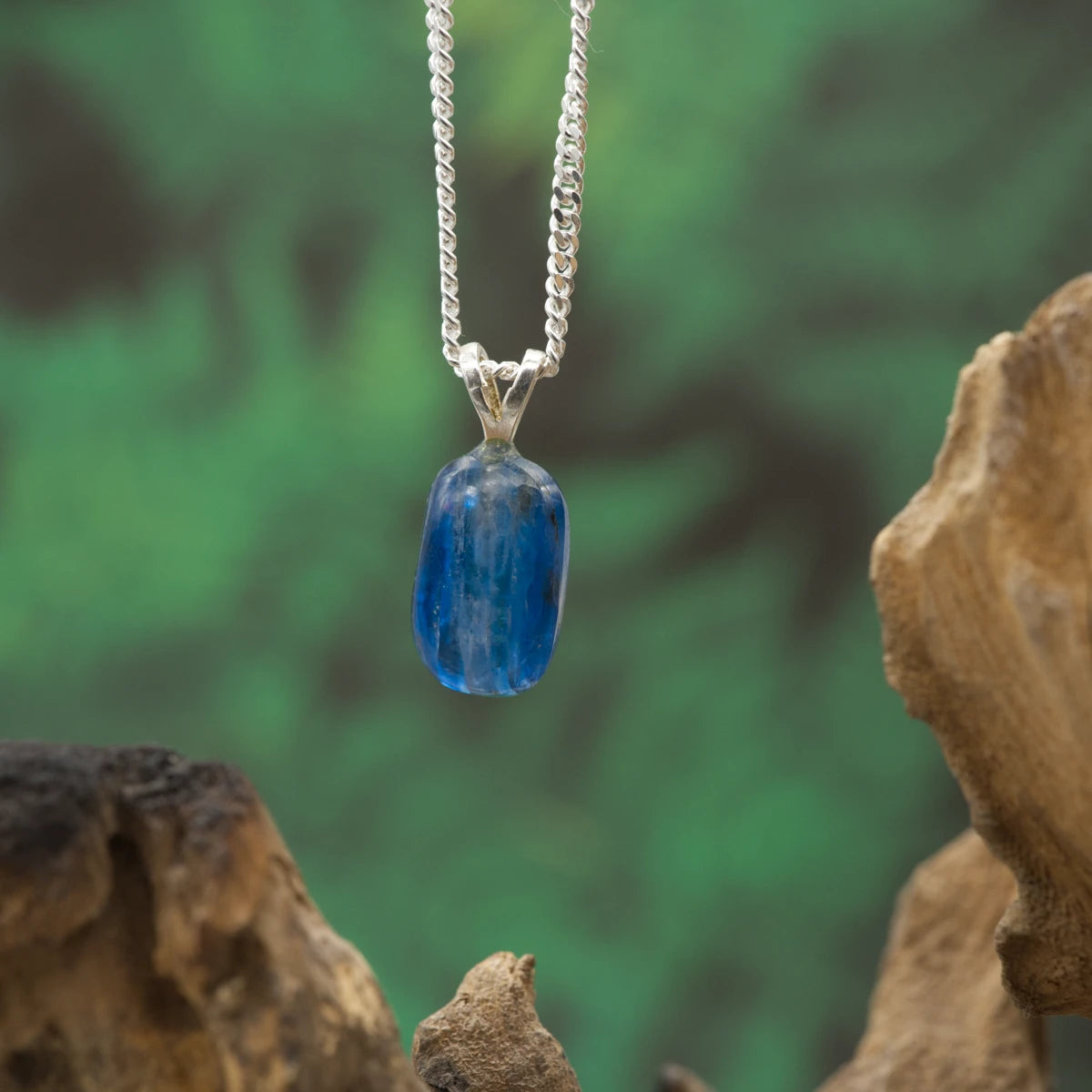 Mini-Kyanit-Anhänger in 1A-Qualität mit Silber Öse – Stein der Klarheit, Harmonie und Zentrierung.