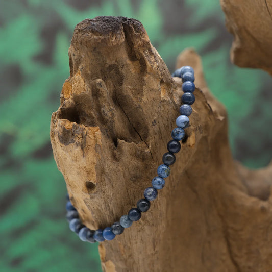 Edelstein-Armband aus 4 mm Dumortierit – stärkt Disziplin und Gelassenheit.