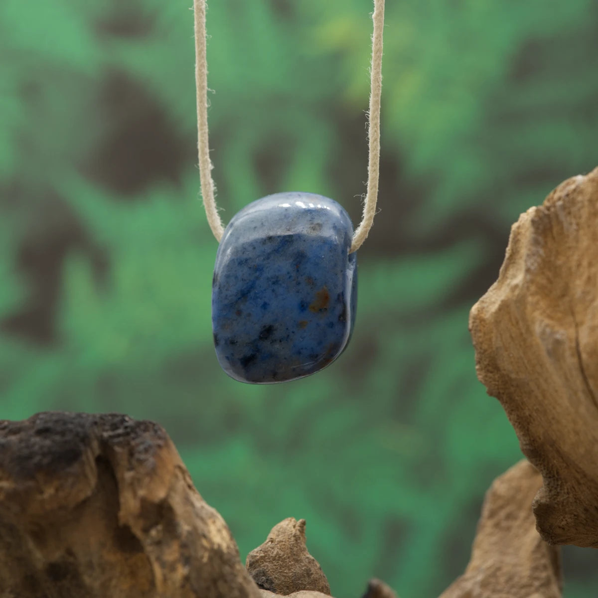 Blauer Dumortierit – stärkt Konzentration, Gelassenheit und mentale Stärke.