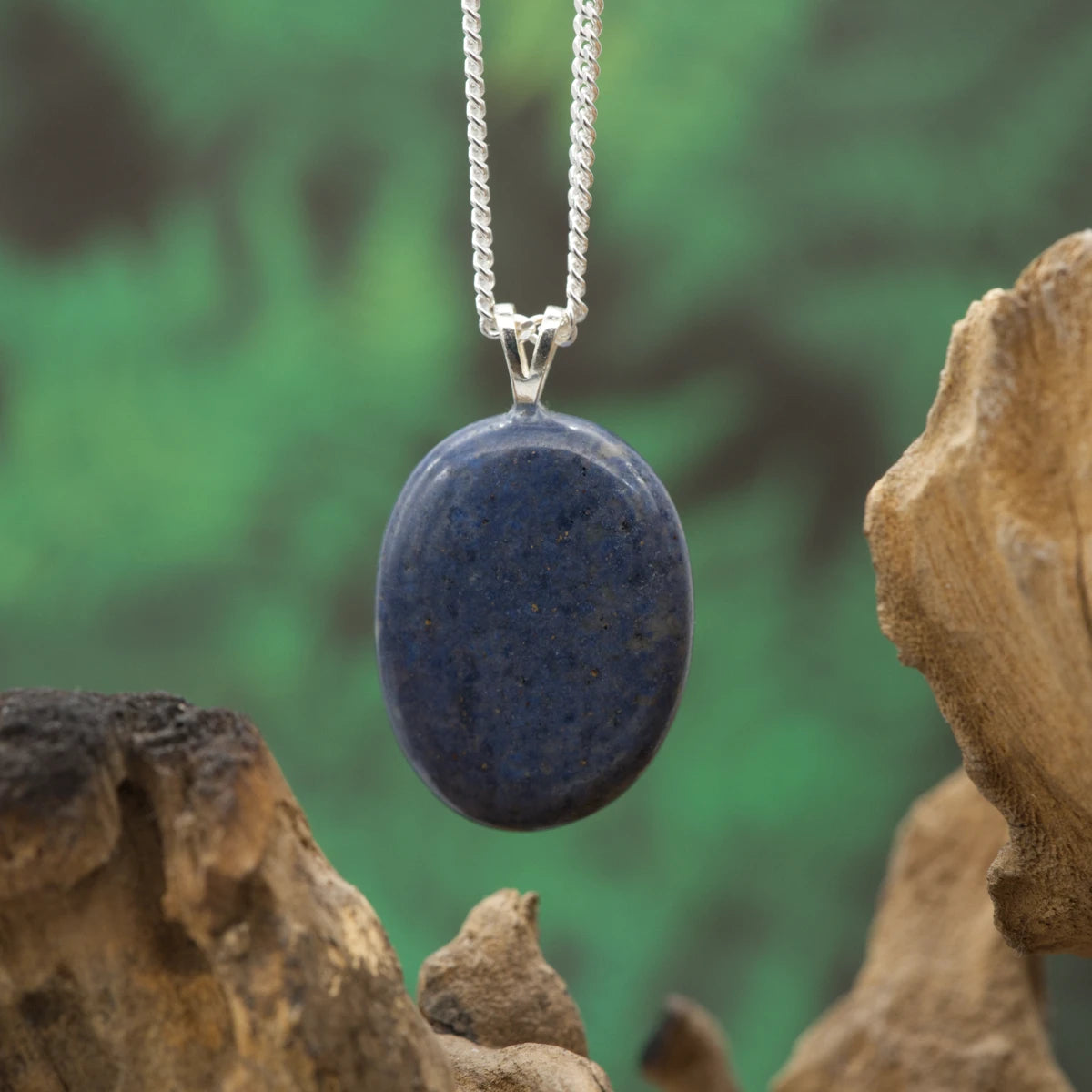 Tiefblauer Dumortierit-Anhänger – stärkt Konzentration, Geduld und geistige Ruhe.