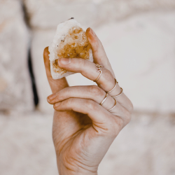 Edelstein Citrin in Hand