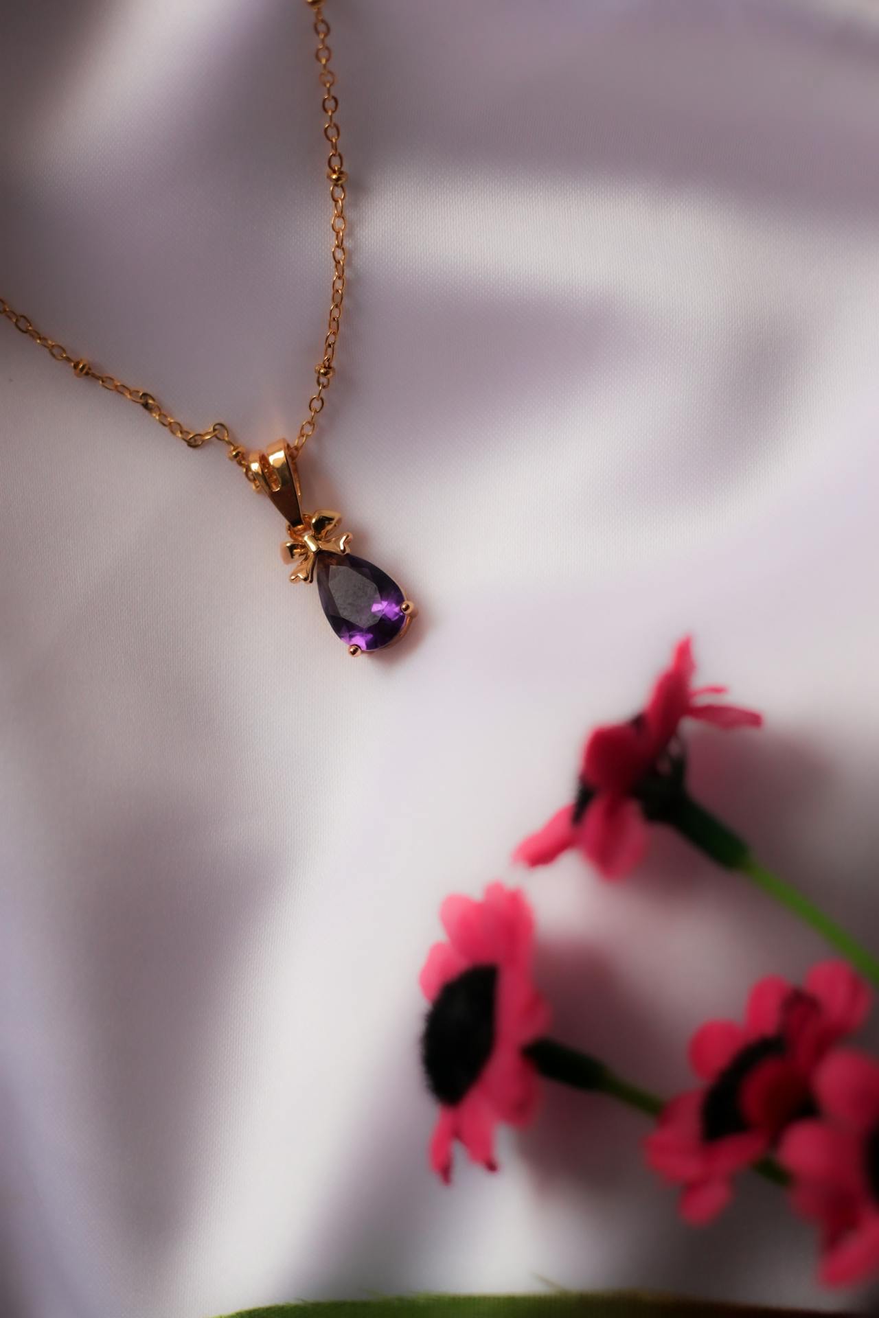 Mystischer Amethyst Edelstein Schmuck Anhänger mit leuchtend violettem Stein, der Ruhe und Spiritualität ausstrahlt.