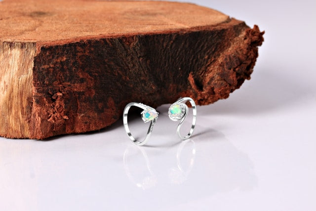 Faszinierende Opal Edelstein Schmuck Ringe mit schimmerndem Farbspiel, das im Licht leuchtet.