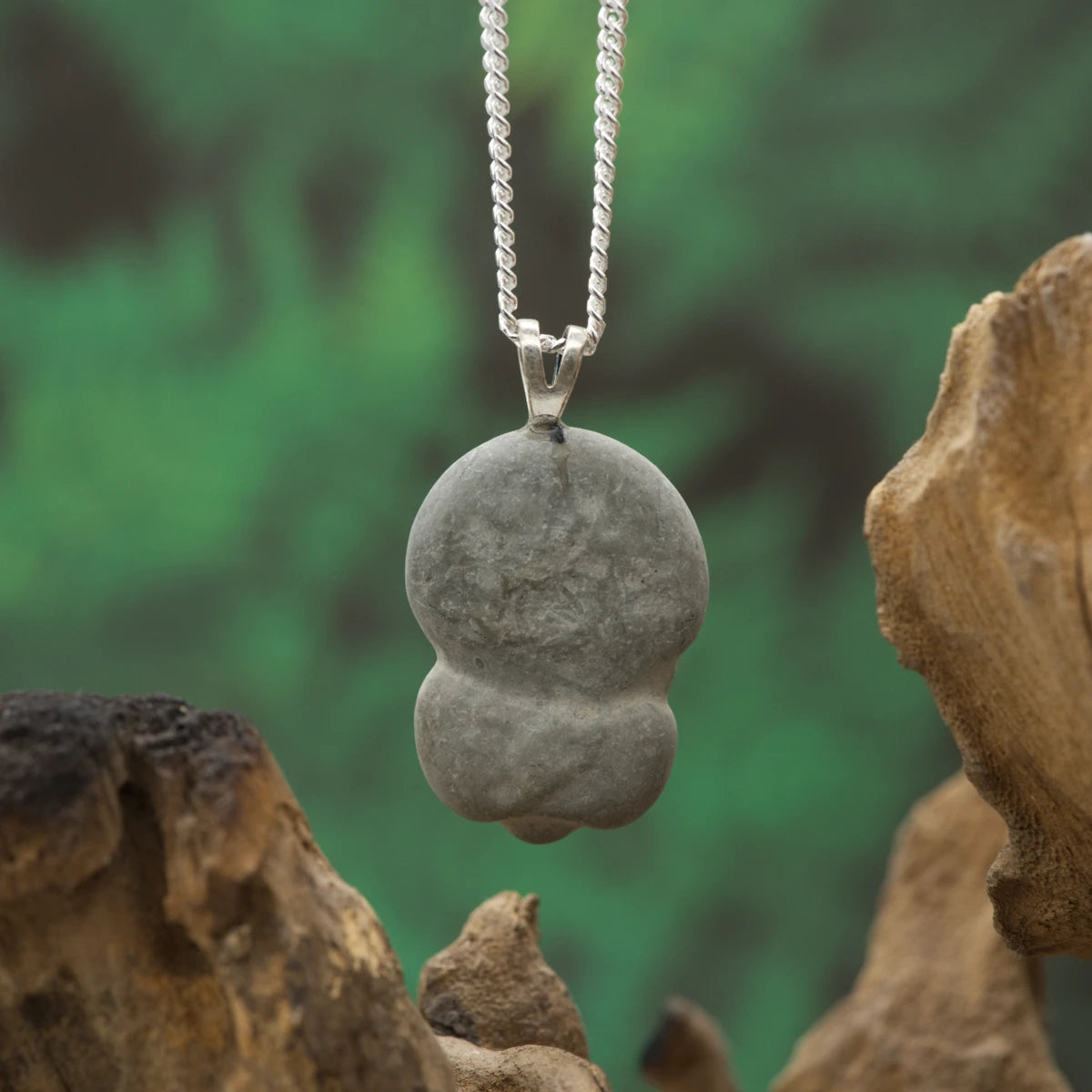 Fairy-Stone-Anhänger aus Staurolith – Symbolstein für Glück, Schutz und innere Zentrierung.