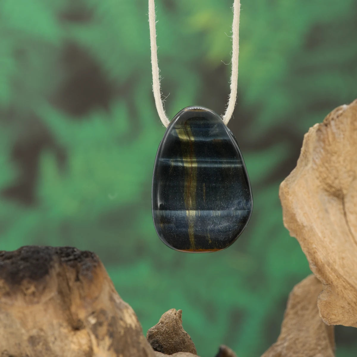 Tiefblaues Falkenauge – Fokus, Klarheit und Schutz vor negativen Energien.